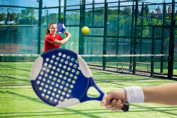 Vrouwen spelen padel